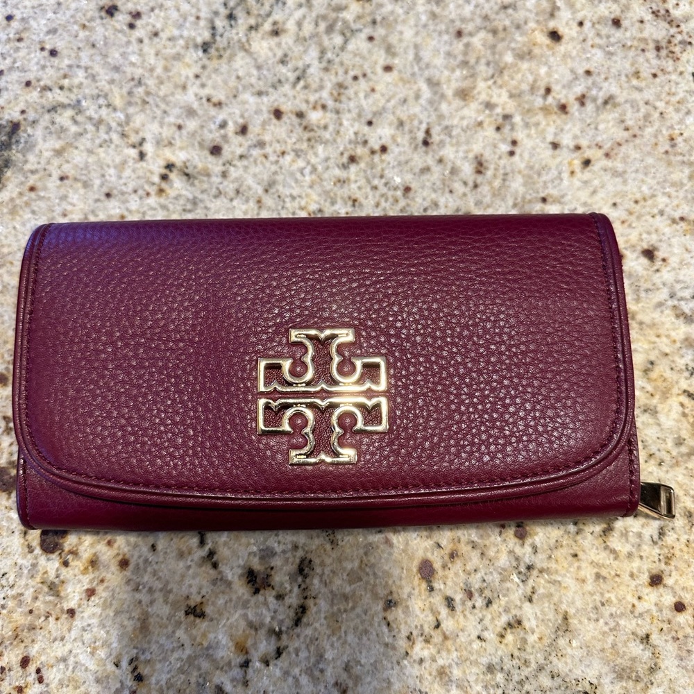 Tory burch wallet. Dark red more like a wine color. Excellent condition.